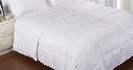 Amzn Basics Reversible, Lightweight Microfiber Comforter Blanket, Twin, white
