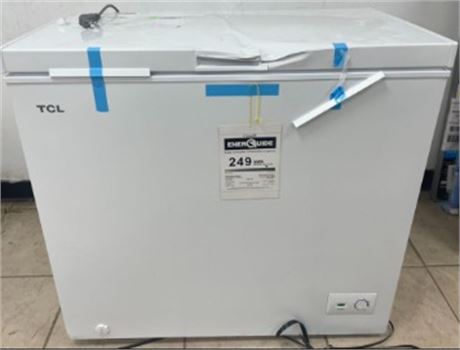 TCL 7.0 Cu. Ft. Chest Freezer, White,Garage Ready CF073W HAS DENTS GETS ICE COLD