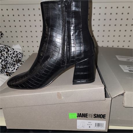 Womens Size 6 boots, black