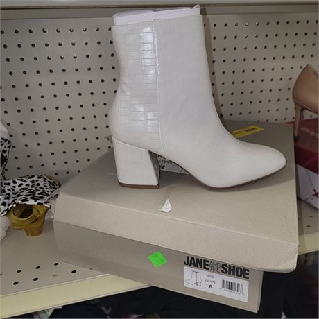 Womens Size 6 boots, white