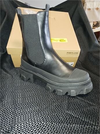 Portland Women's Boots, Black Size 8