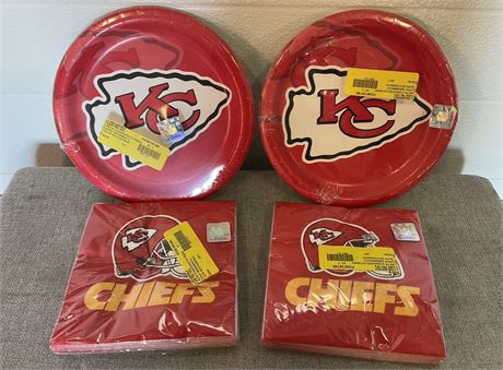 (LOT) of NFL Kansas City Chiefs plates and napkins